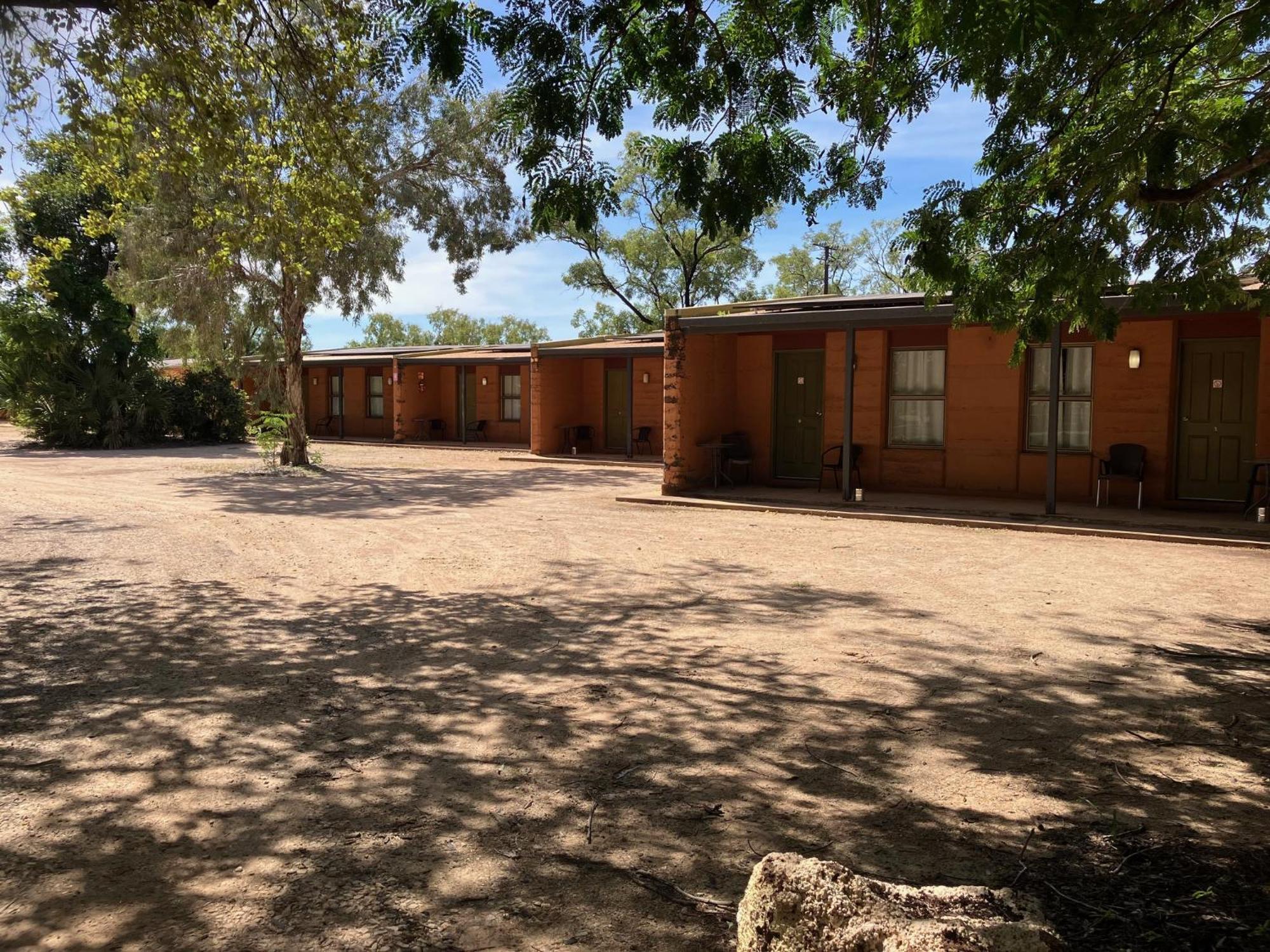 Territory Manor Motel & Caravan Park Mataranka Zewnętrze zdjęcie